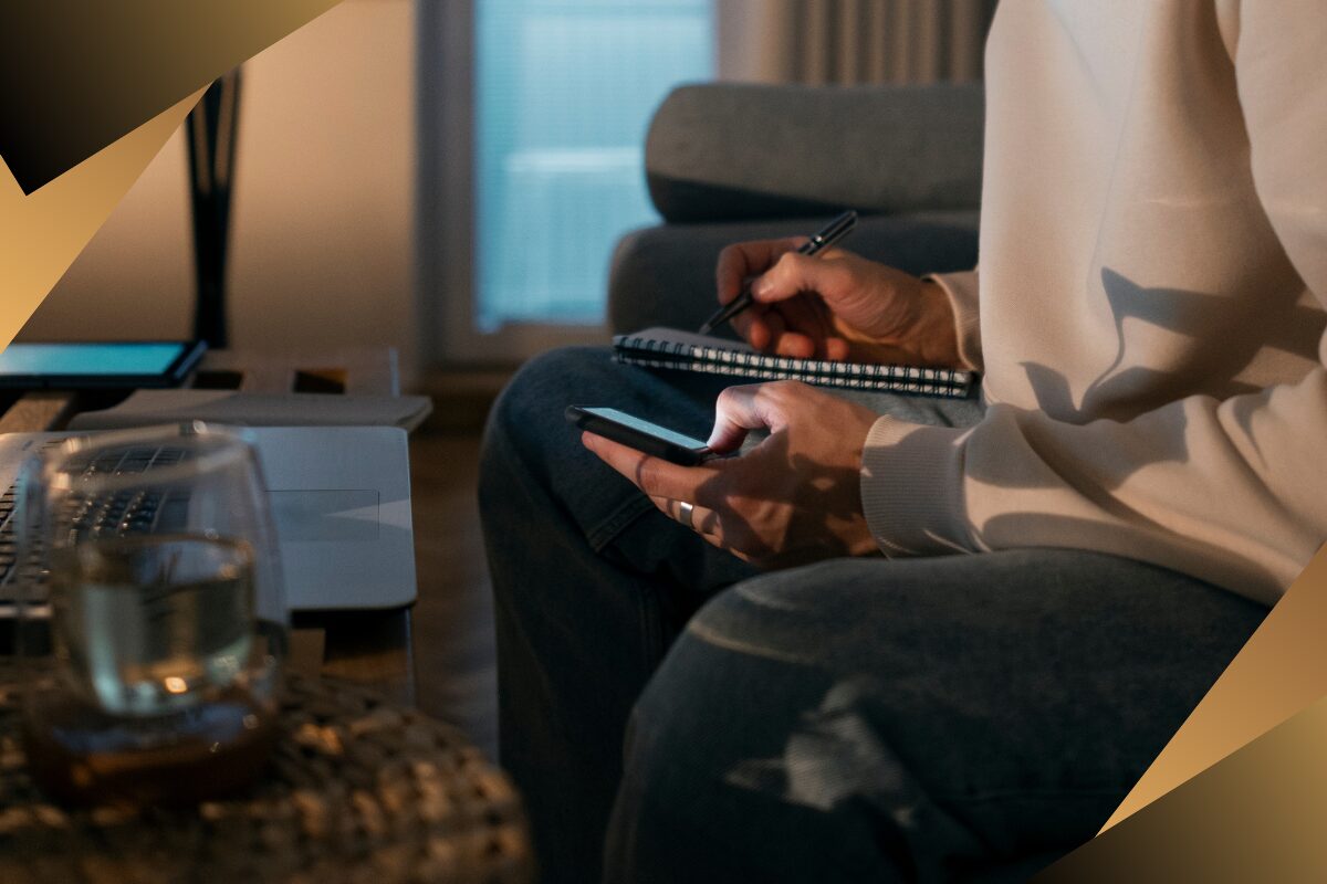 Invertir desde casa: guía completa para empezar con poco capital