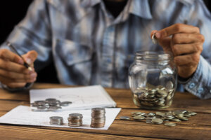 Préstamos para consolidar deudas sin complicaciones: Guía para simplificar tus finanzas 4 front view man counting saving