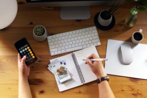 Guía para entender los intereses de tu crédito y tomar el control de tus finanzas 1 closeup shot entrepreneur working from home his personal finances savings